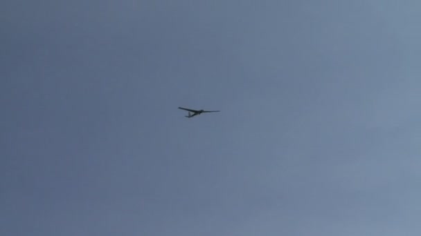 View of sailplane soaring at camera — Stock Video