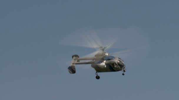 Helicóptero moderno voando vira na câmera — Vídeo de Stock