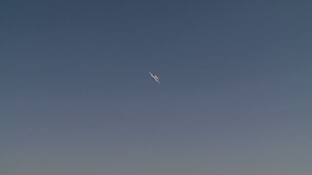 Aérodrome. Vue de l'avion monomoteur volant à haute altitude — Video