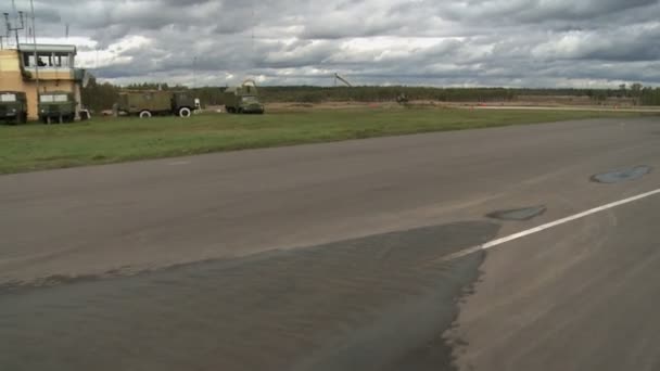 Landningsbanan i militär airfield — Stockvideo