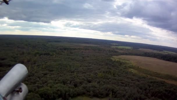 直升机飞行。森林的鸟瞰图 — 图库视频影像