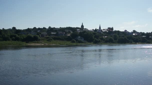 Vue panoramique estivale d'une petite ville près d'une rivière — Video