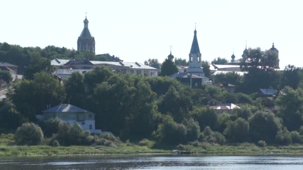 Verano vista panorámica de la pequeña ciudad cerca del río — Vídeos de Stock