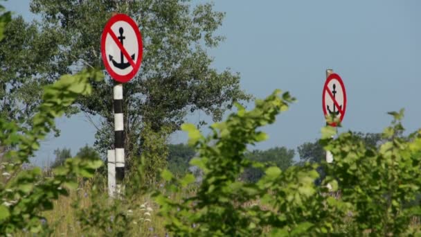 arbres d'été et signe nautique 