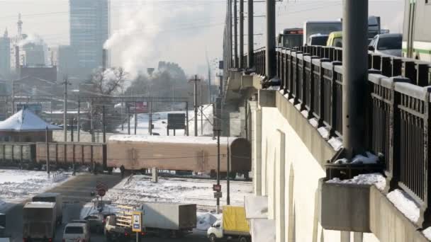 Winter stad met bridge - harde verkeer en vracht trein — Stockvideo