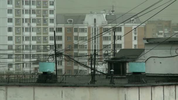 Dach eines Mehrfamilienhauses — Stockvideo
