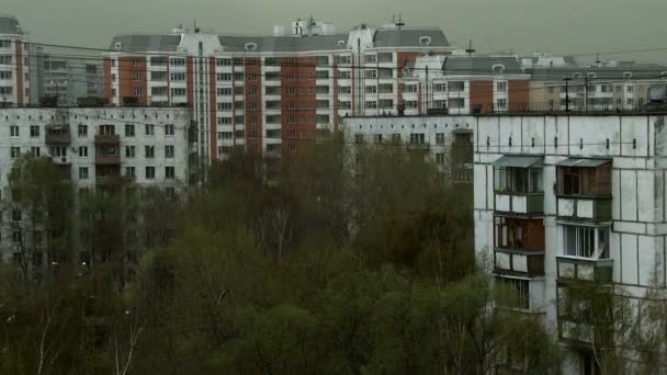 Weergave van flatgebouwen op winderige dag — Stockvideo