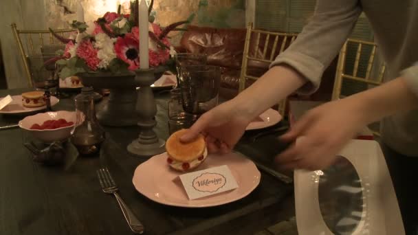 Restaurant werknemer zet desserts op platen — Stockvideo