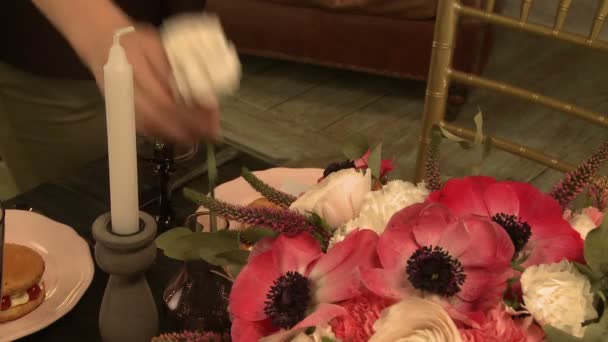 Floristería haciendo ramo para mesa de vacaciones — Vídeos de Stock