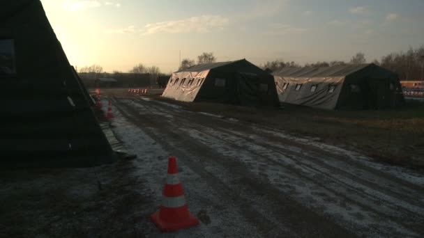 Tiendas de campaña en campamento militar — Vídeo de stock