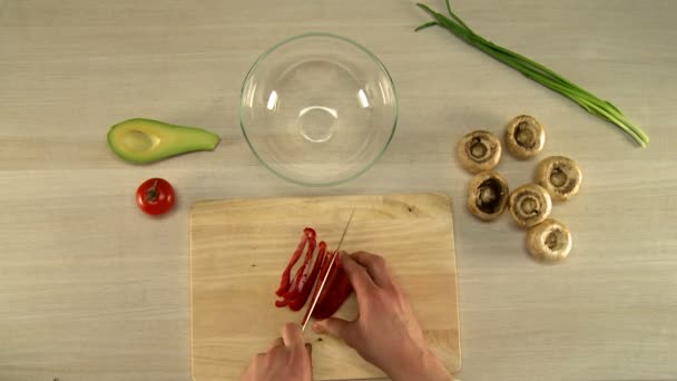 Vista superior do chef finamente corta pimentão vermelho — Vídeo de Stock