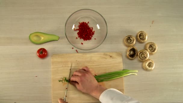 Pohled shora šéfkuchaře jemně dělené červené papriky — Stock video