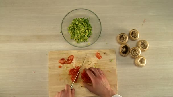 Laga mat. Ovanifrån av kocken skär fint tomat — Stockvideo