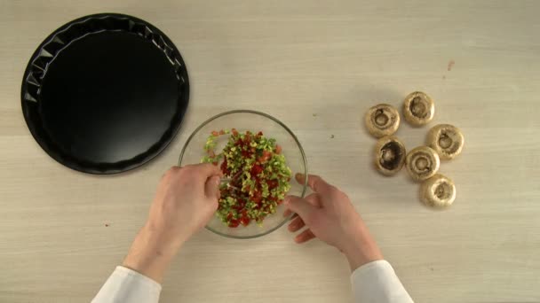 顶视图的厨师混合填料在玻璃碗里 — 图库视频影像