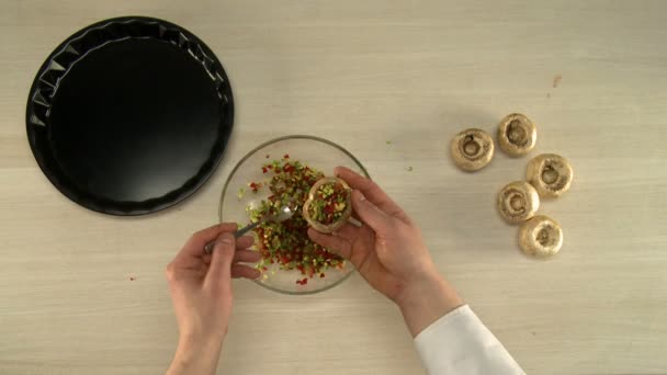 Вид шеф-повара на фаршированные грибы перед выпечкой — стоковое видео