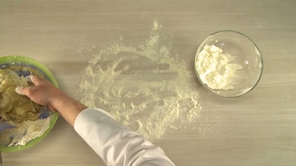 Vista da mesa de farinha do chef para rolar a massa — Vídeo de Stock