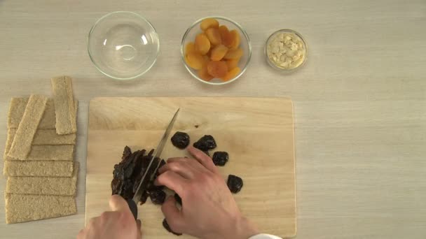 Чернослив режет для торта . — стоковое видео