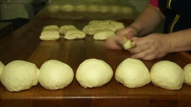 Los bollos en la tabla en la panadería — Vídeo de stock