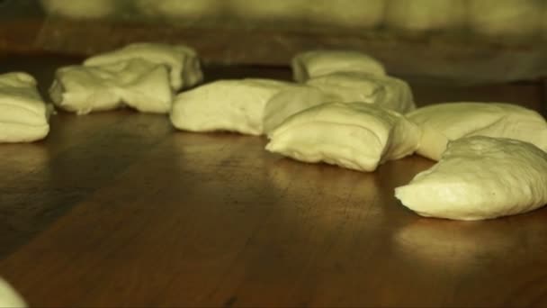 Bollos en un jabalí en una panadería vieja — Vídeos de Stock