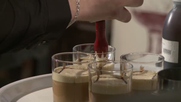 Copas de cóctel en un café . — Vídeos de Stock