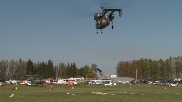 Widok na helikopter leci nad pasa startowego — Wideo stockowe