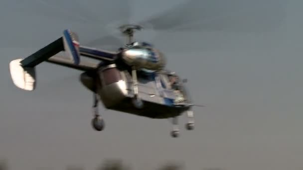 Helicopter flies against backdrop of forest — Stock Video