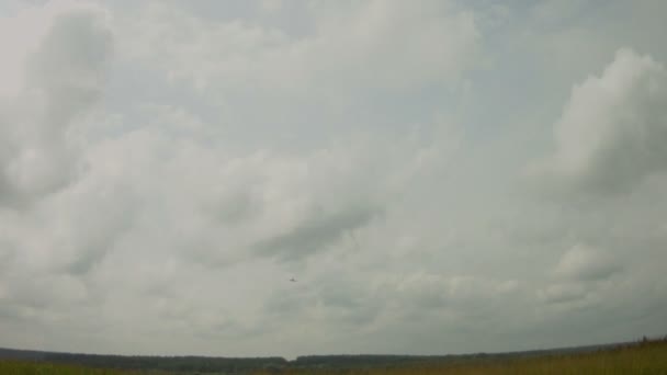 Straaljager landing over camera — Stockvideo