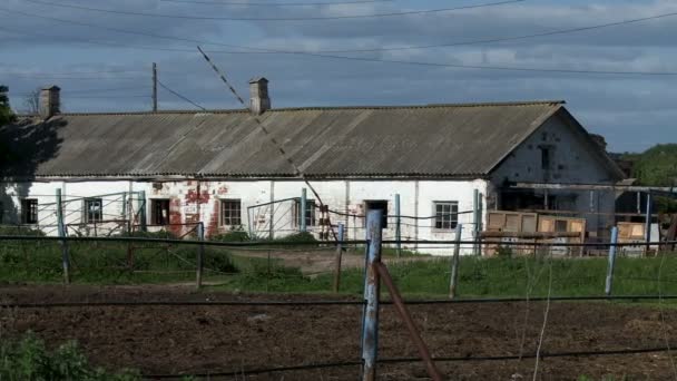 Фрагмент старого здания на ферме — стоковое видео