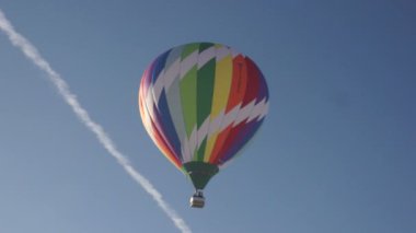 Gökkuşağı sıcak hava balon gökyüzünde görüntüsünü