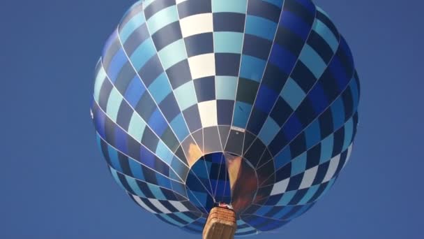 Globo de aire caliente azul volando en el cielo — Vídeo de stock
