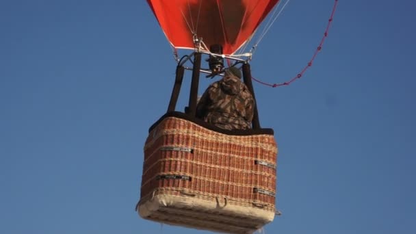 Menschen fliegen im bunten Heißluftballon — Stockvideo