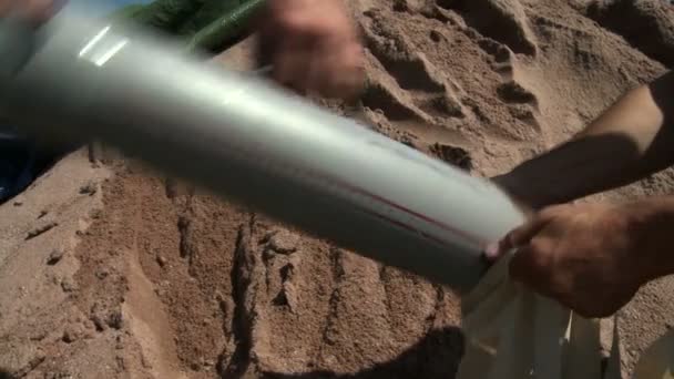 Ballon auf den Flug vorbereiten. Männer füllen Tüte mit Sand — Stockvideo
