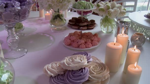 Dessert tafel rijkelijk versierd met bloemen — Stockvideo