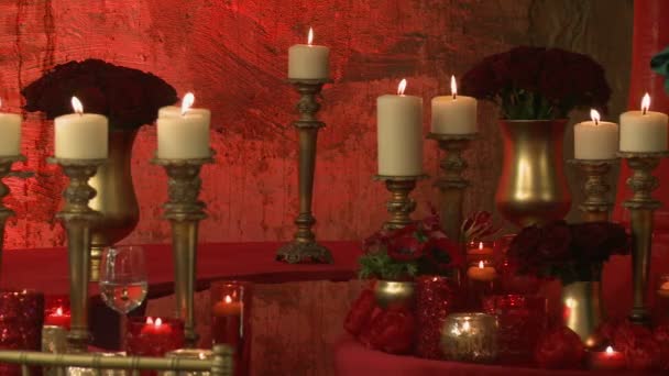 Veduta delle candele accese sullo sfondo delle rose — Video Stock