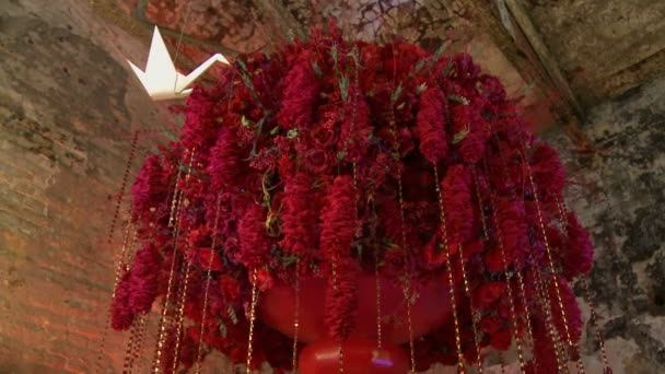 Riesiger Topf mit roten Blumen hängt von der Decke — Stockvideo