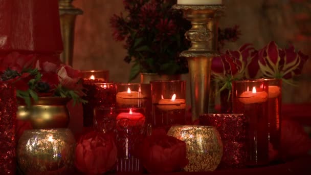 Вид на стіл з безліччю свічників і квітів — стокове відео