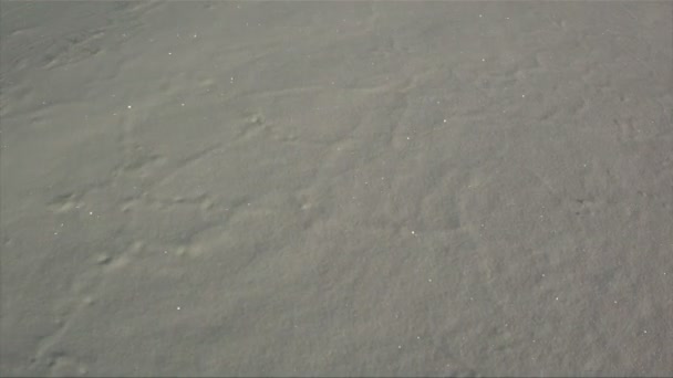 Bekijk van bovenaf sneeuw glinsterend in de zon — Stockvideo