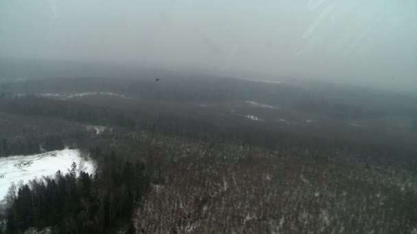Hubschrauberflug über schneebedecktem Wald — Stockvideo