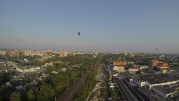 Widok z góry z balonów na ogrzane powietrze i miasto w sezonie letnim — Wideo stockowe