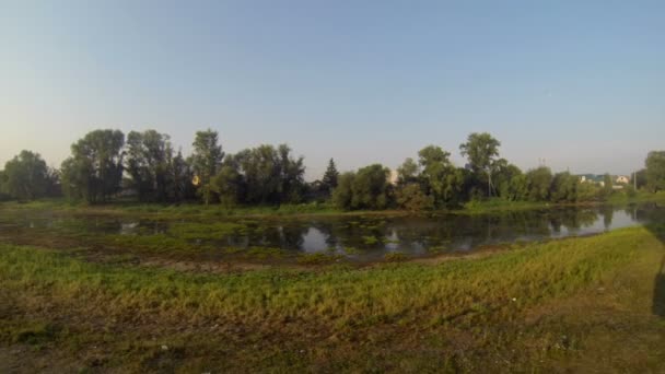 Ballonfahren. fliegen über Stadt und Teich darin — Stockvideo