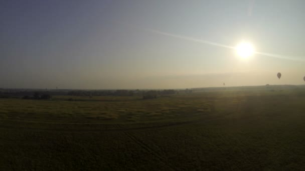 Повітряна куля. Вид з повітря на ландшафт у сільській місцевості — стокове відео