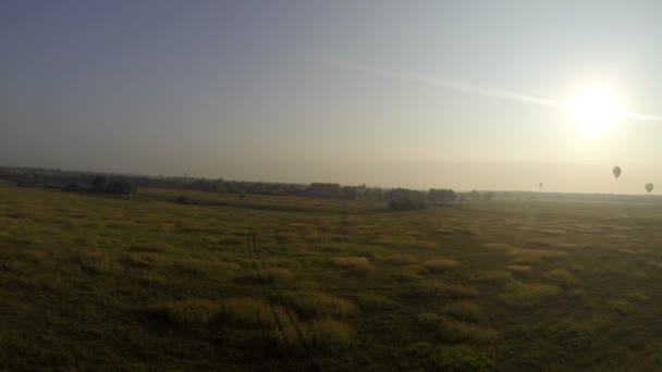 Ballonvaren. Luchtfoto van landschap op platteland — Stockvideo