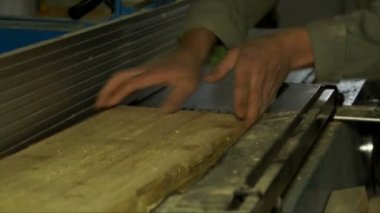 Tahta kesme bir süreçte.