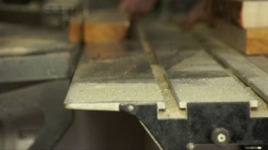 Tahta kesme bir süreçte.