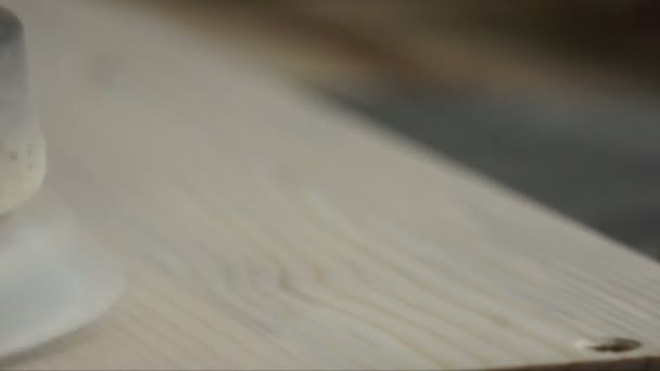 Pedaço de madeira em um processo de moagem . — Vídeo de Stock