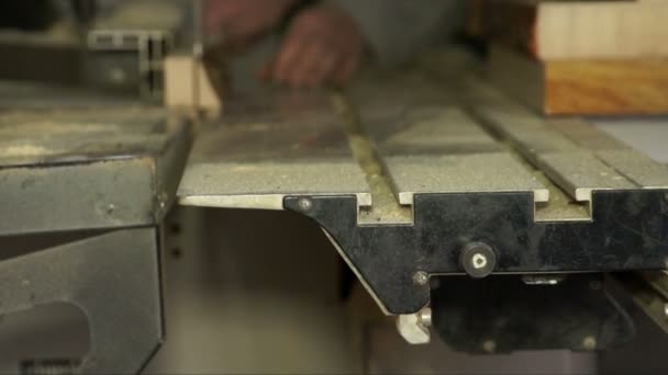 Pieza de madera en un proceso de corte . — Vídeos de Stock