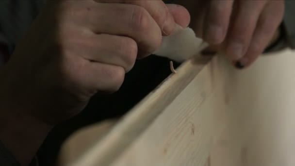 Lavorazione manuale con un pezzo di legno . — Video Stock