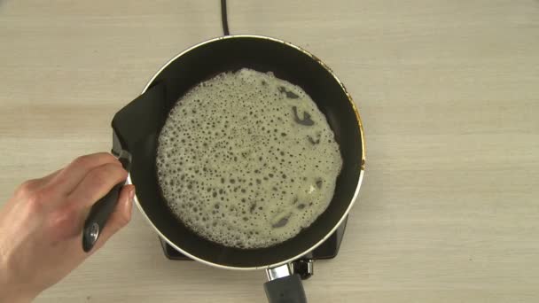 Första person vy av kocken stekning flapjack — Stockvideo