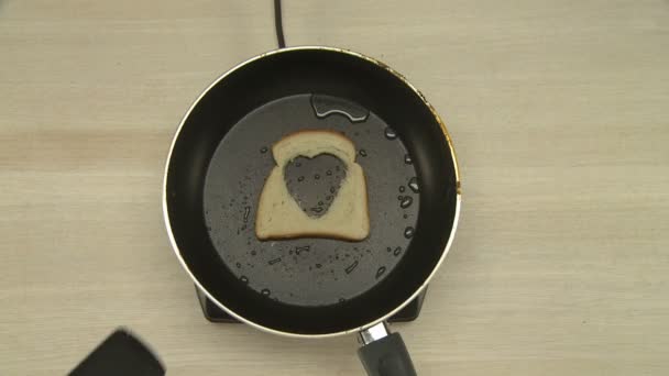 トーストにオムレツを調理するシェフのトップ ビュー — ストック動画