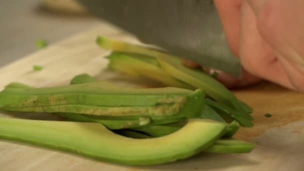 Weergave van chef-kok snijden avocado, close-up — Stockvideo